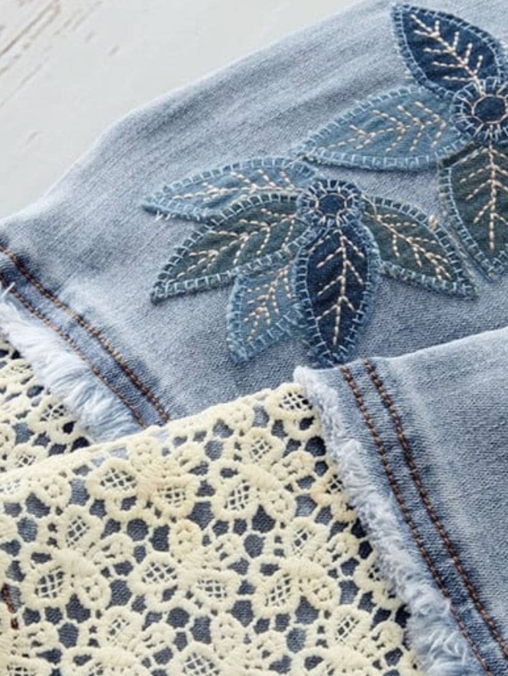 Coldwater Creek Light Blue Embroidered Lace-Hem Women’s Crop Jeans Size 10P - Picture 3 of 10